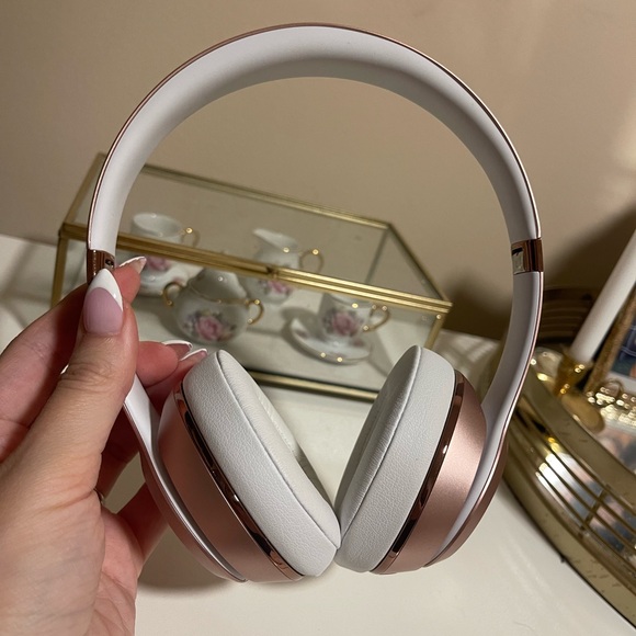 MOVING SALE BEATS ROSE GOLD HEADPHONES - Picture 2 of 9